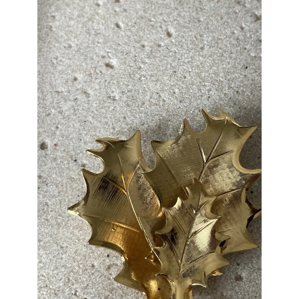Vintage Gold Tone Maple Leaf Brooch Pin Textured Autumn Fall Leaves‎